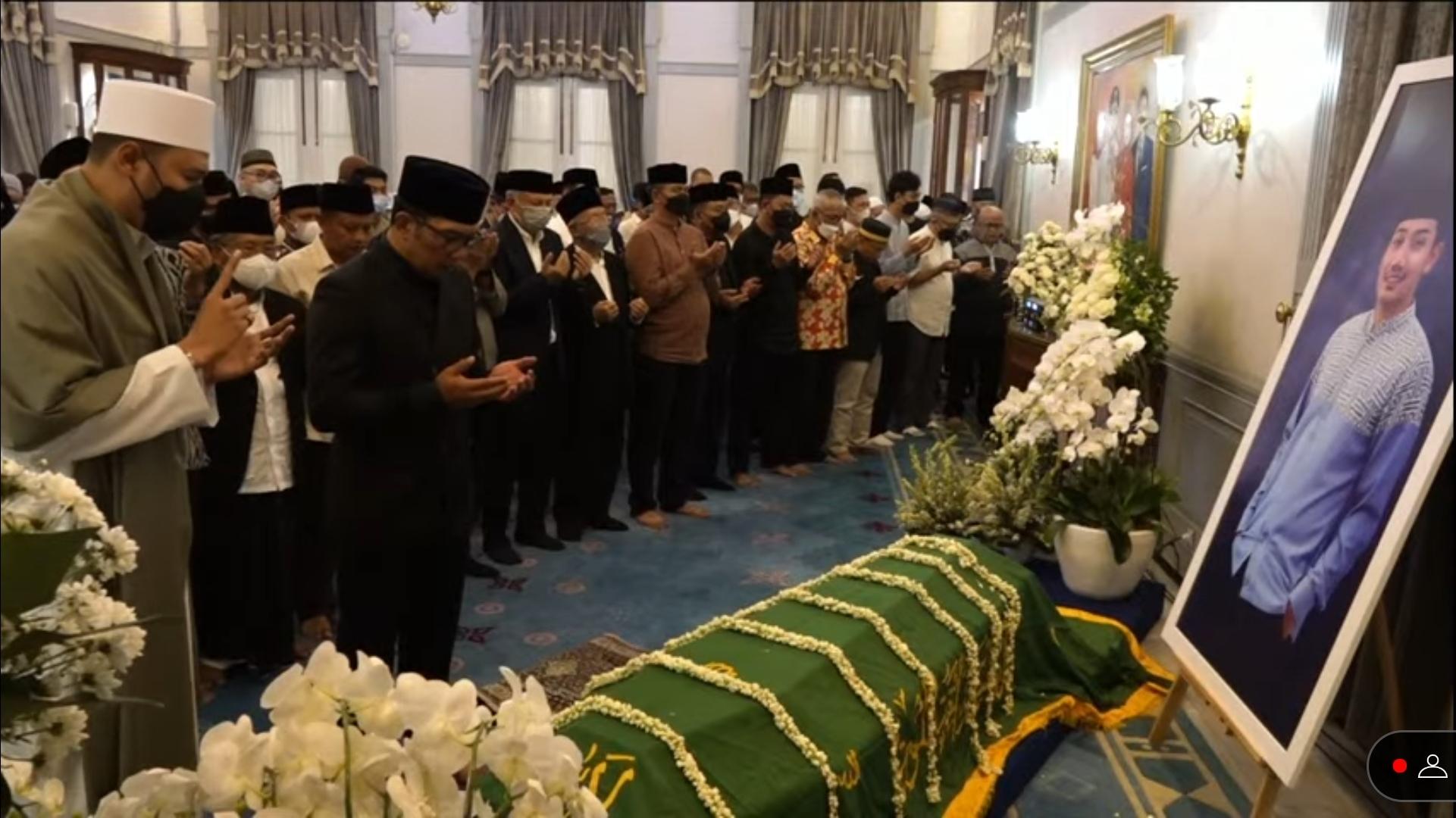 Emil-Jadi-Imam-Salat-Jenazah-Eril.jpg