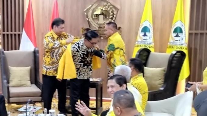 Seusai Mengenakan Jas Golkar, Ridwan Kamil Sebut Semua Akan Indah Pada Waktunya