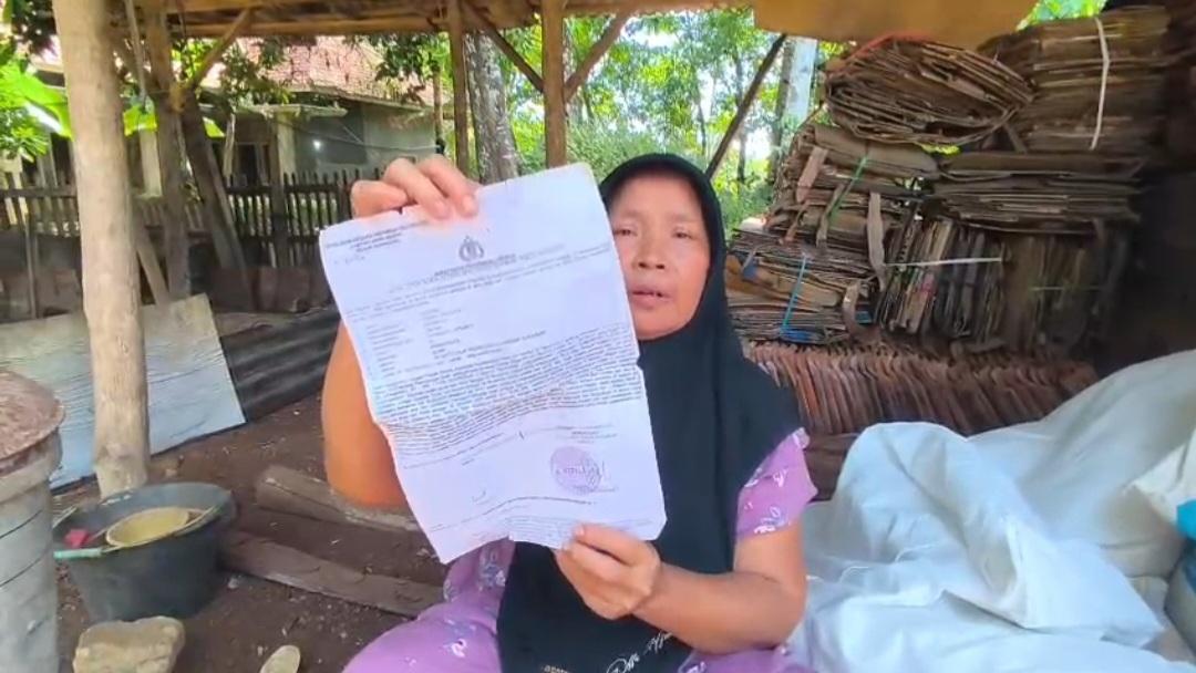 Erah-ibu-pelajar-di-Sukabumi-saat-memperlihatkan-lembar-surat-laporan-polisi.jpg