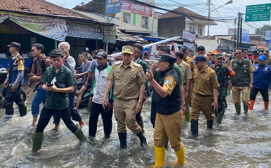 Erwin-meninjau-banjir-di-Derwati.jpg