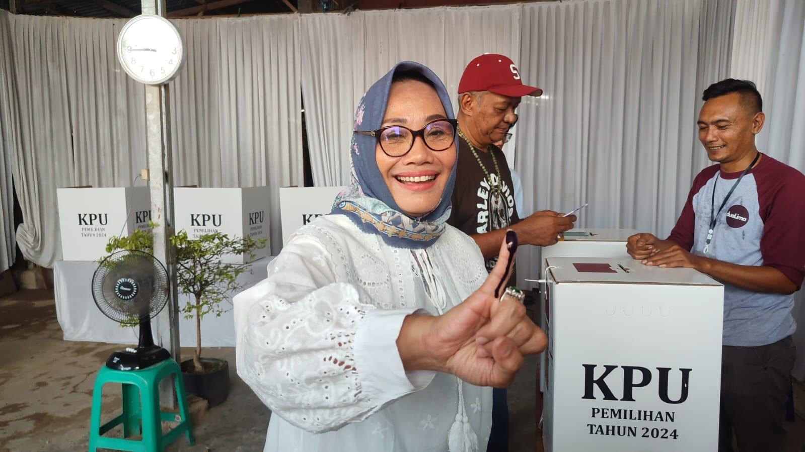 Eti-Herawati-menyalurkan-hak-pilihnya-dal.jpg
