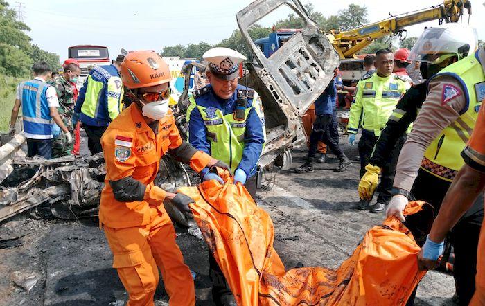 Diduga Ada Korban Anak-anak di Mobil Grand Max yang Terbakar karena Kecelakaan Tol Jakarta-Cikampek