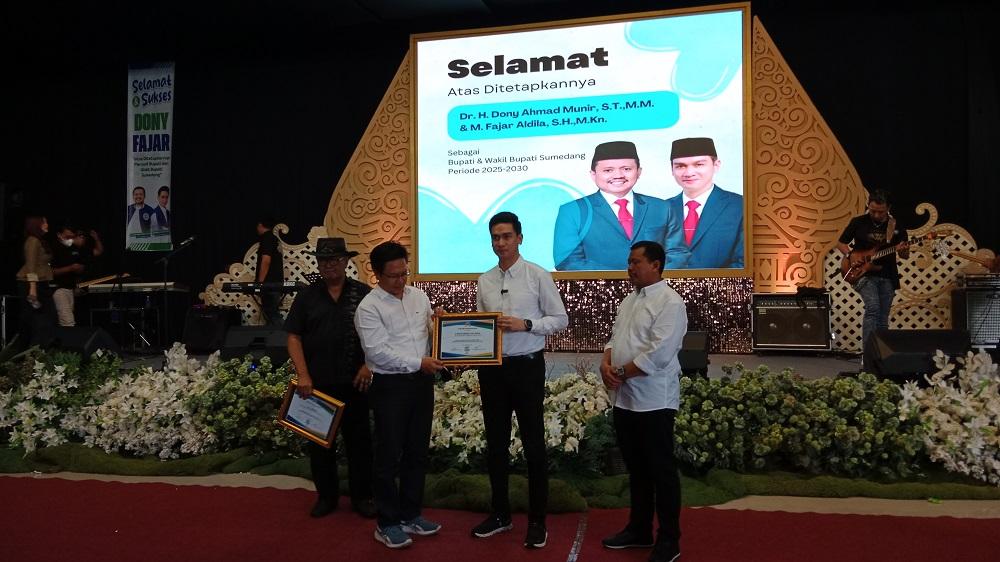 Fajar-Aldila-saat-menyerahkan-penghargaan-kepada.jpg