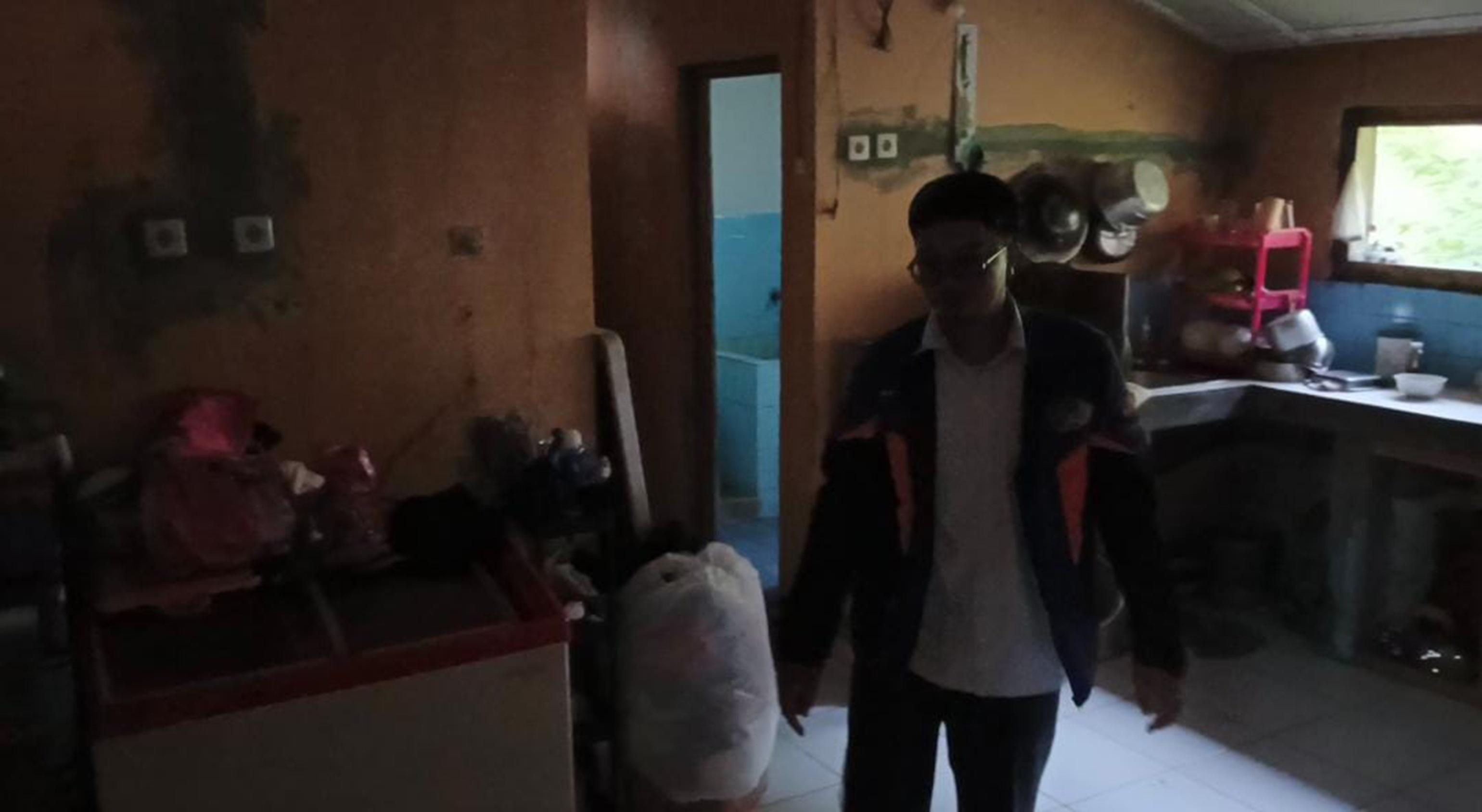 Fery-Riyana-38-saat-menunjukan-lokasi-tewasnya-sang-istri.jpg