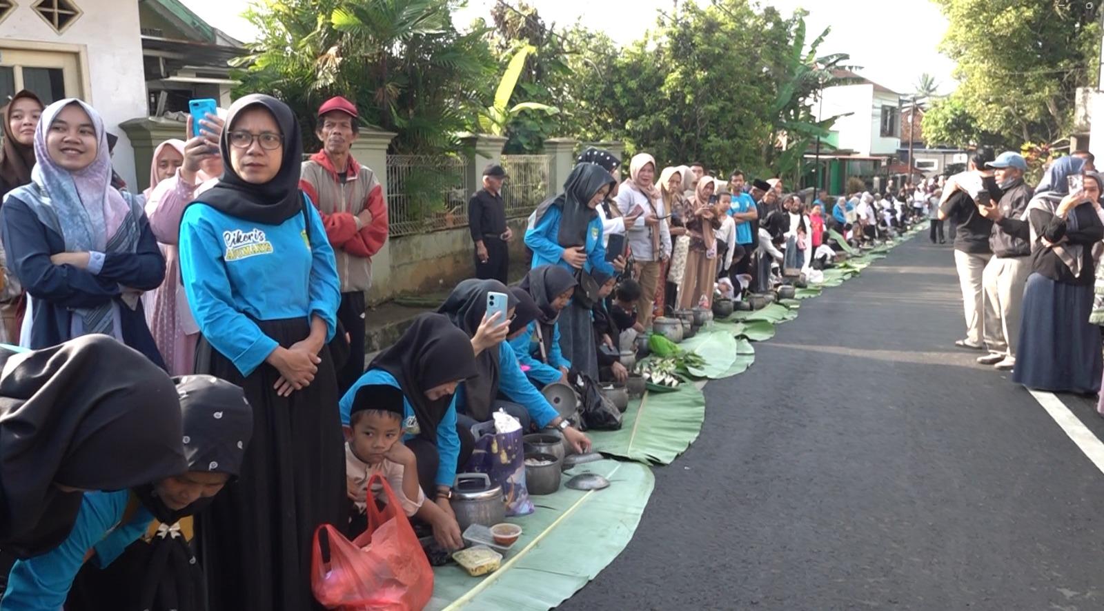 Syukuran Jalan Mulus, Warga Bojong Purwakarta Gelar Festival Liwet Seribu Kastrol di Jalan Desa
