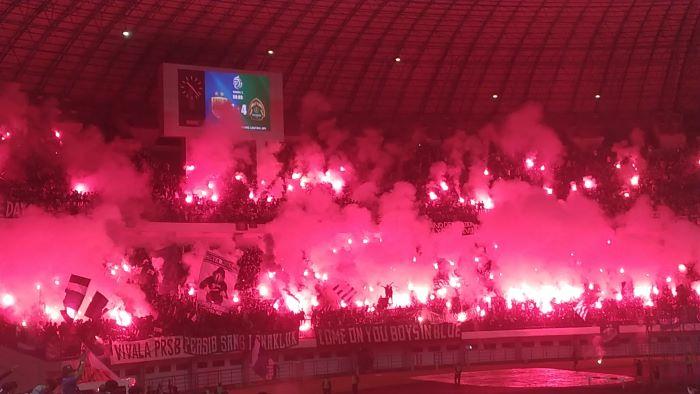 Flare-oleh-bobotoh-Persib-di-Stadion-GBLA-Sabtu-1542023.jpg