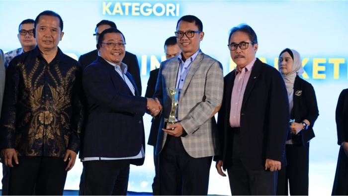 Foto-1-Direktur-Business-Strategy-Telkom-Akses-Djoko-Srie-Handono-saat-menerima-penghargaan.jpg