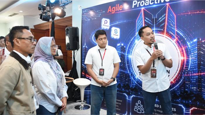 Foto-1-Direktur-Utama-Telkom-Dian-Siswarini-kedua-dari-kiri-dan-Direktur-IT-Digital.jpg