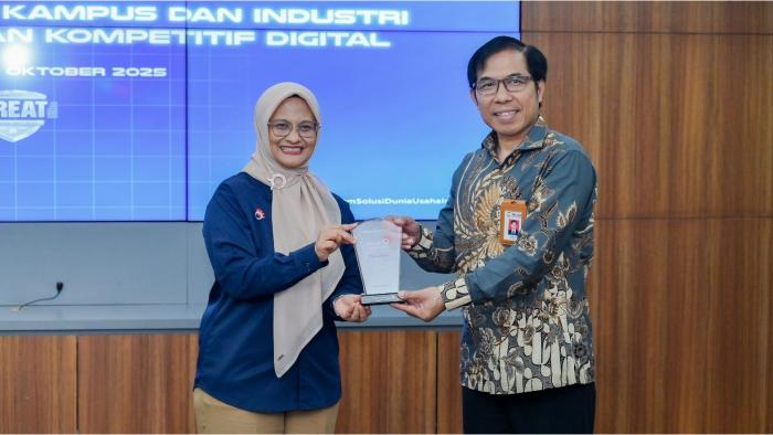 Foto-1-Direktur-Utama-Telkom-Dian-Siswarini-kiri-saat-memberikan-cinderamata.jpg