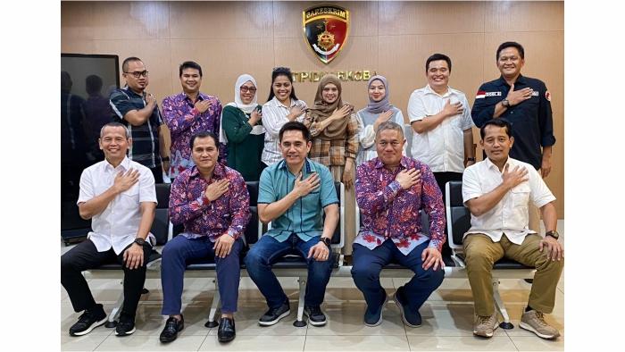 Foto-Bersama-antara-Manajemen-JNE-dan-Jajaran-Pimpinan-Direktorat-Tindak.jpg