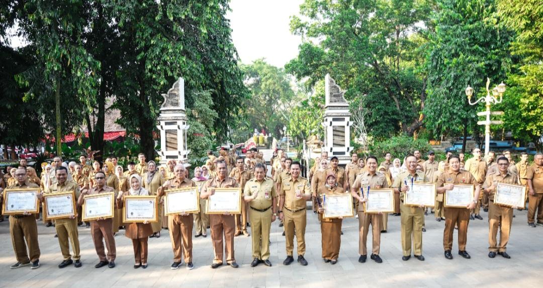 Foto-bersama-perangkat-derah-Pemkab-Purwakarta-yang-menerima-penghargaan.jpg