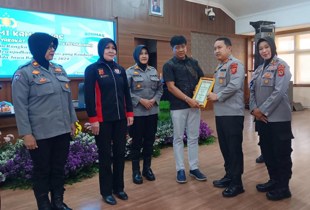 Founder-Rumah-Inspirasidiberi-penghargaan-dari-Polisi-Daerah-Polda-Jawa-Barat.jpg