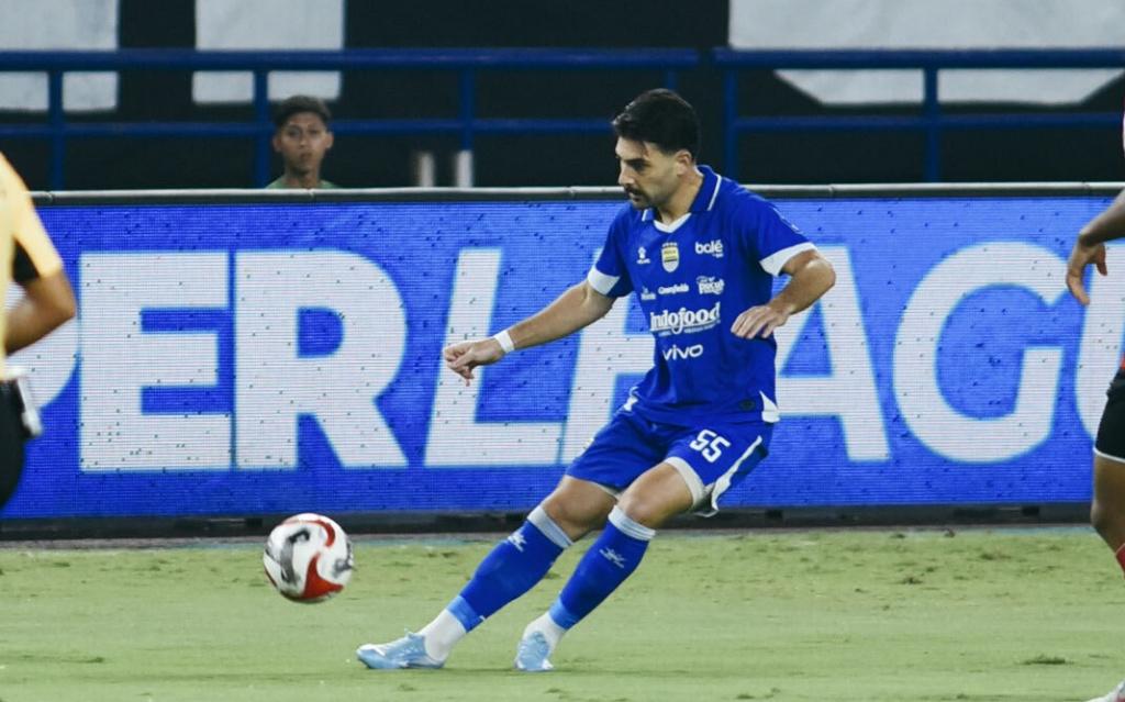 Frans-Putros-menendang-bola-dalam-laga-kontra-Madura-United-di-GBLA-Kamis-2622026.jpg