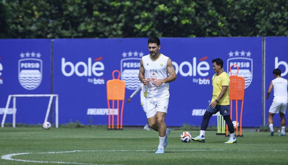 Frans-Putros-terlihat-kembali-bergabung-bersama-Persib.jpg