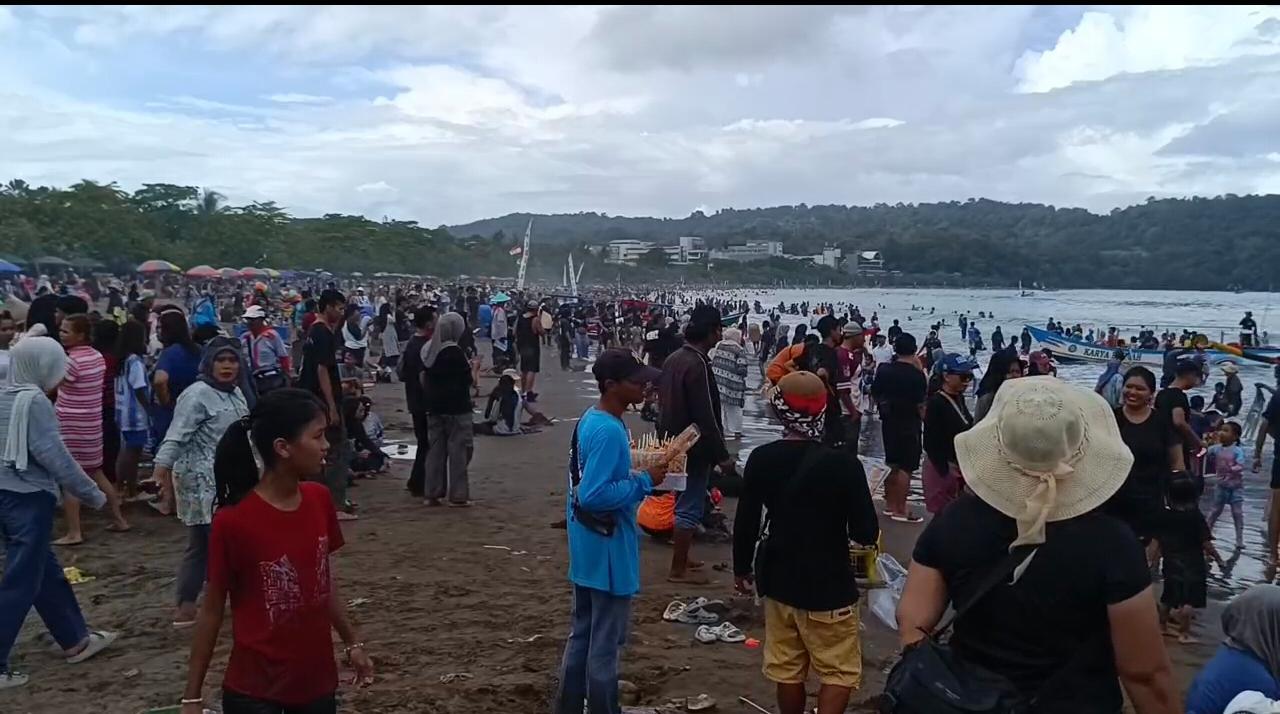 Libur Long Weekend, Wisatawan Padati Pantai Pangandaran, Antrean Kendaraan Mengular di Gerbang Utama