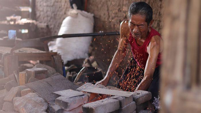Bagi  Warga Kampung Sukamahi, Golok Bukan Sekadar Senjata, Tapi Kehidupan