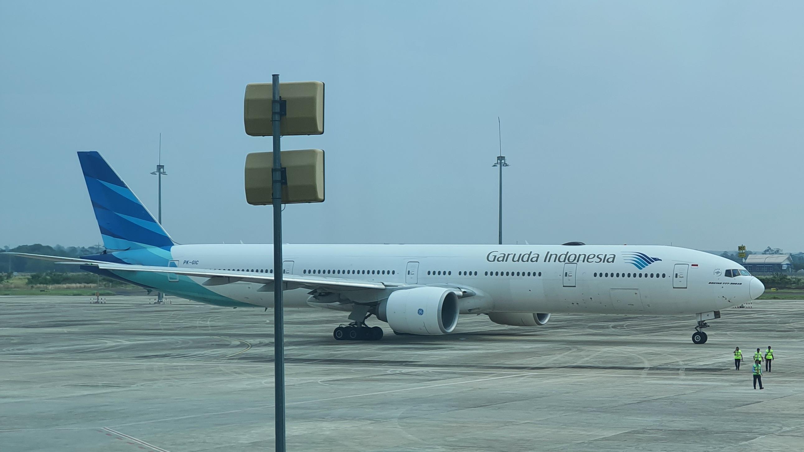 Garuda-Indonesia-bersiap-take-off-di-BIJB-Kertajati.jpg
