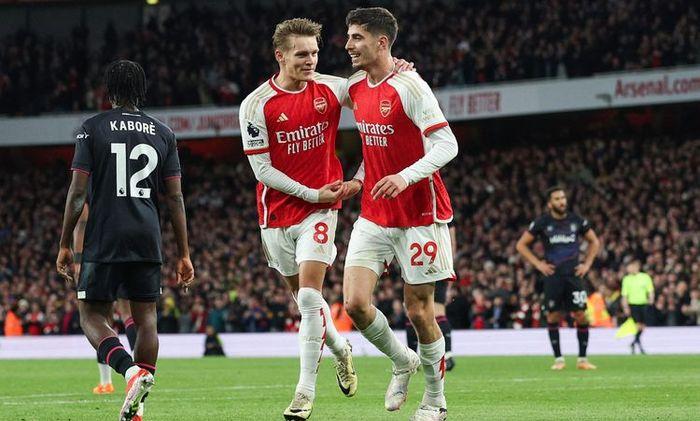 Gelandang-Arsenal-Martin-Odegaard-tengah-merayakan-gol-bersama-Kai-Havertz-Arsenal.jpg