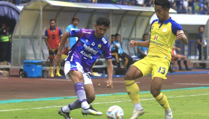 jabar/Gelandang-Barito-Putera-Bayu-Pradana-kanan-Persib-Bandung.jpg