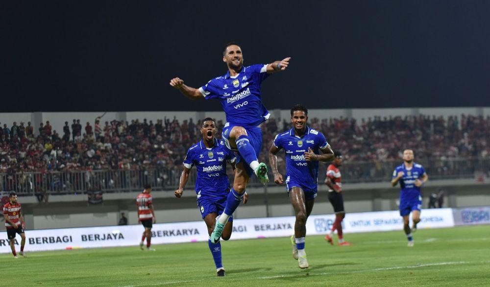 Gelandang-PERSIB-Luciano-Guaycochea-mes.jpg