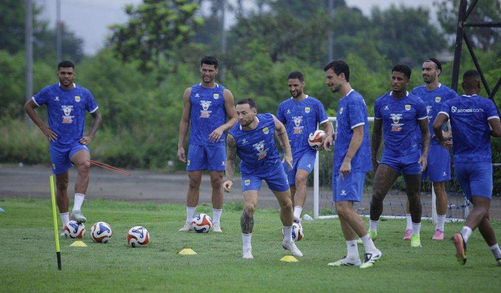 Gelandang-PERSIB-Marc-Klok-meras.jpg