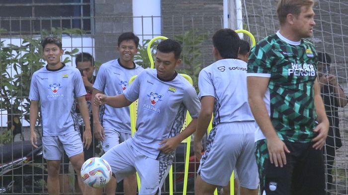 SOSOK Abdul Aziz yang Kini Berada di Pintu Keluar dari Persib Bandung, Lihat Catatan Mainnya