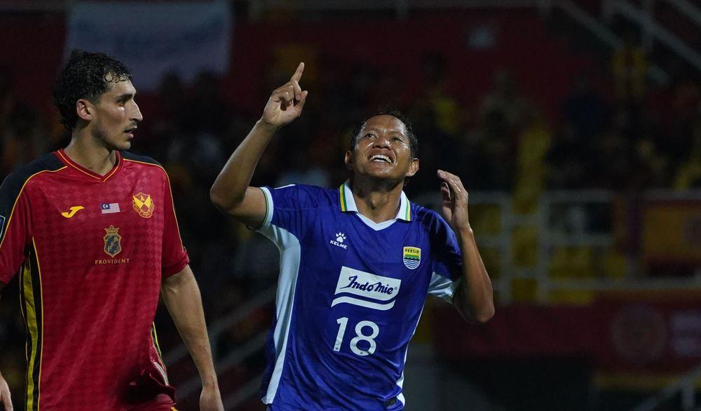 Gelandang-Persib-Bandung-Adam-Alis-memimpin.jpg