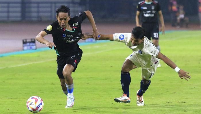 Gelandang-Persib-Bandung-Beckham-Putra-Nugraha-mencoba-melewati-pemain-Persita-Tangerang.jpg