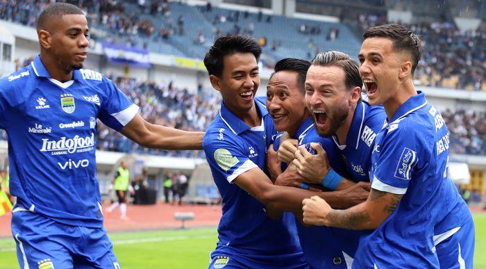 Gelandang-Persib-Bandung-Beckham-Putra-Nugraha-tengah-merayakan-gol-ke-gawang-Persija.jpg
