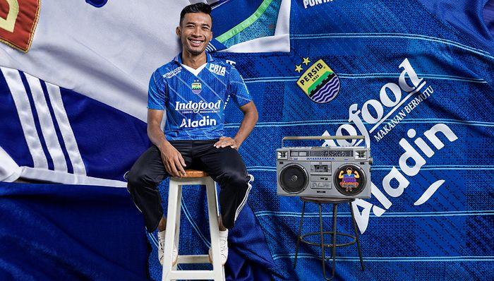 jabar/Gelandang-Persib-Bandung-Robi-Darwis-dengan-balutan-jersey-home.jpg