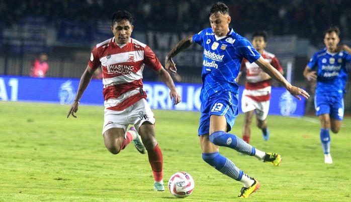 Gelandang-Persib-Bandung-Stefano-Beltrame-kanan-menggiring-bola-dibayangi-bek-Madura-United.jpg