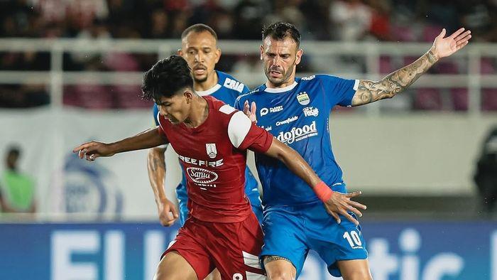 Gelandang-Persib-Bandung-Tyronne-del-Pino-kanan-saat-Persis-Solo.jpg