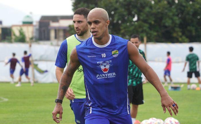 Gelandang-Persib-Bandung-Wiliam-Marcilio-saat-mengikuti-latihan-perdana.jpg
