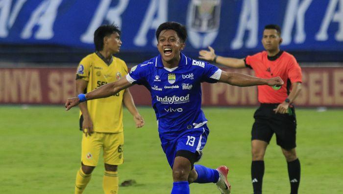 Gelandang-sayap-Persib-Bandung-Febri-Hariyadi-melakukan-selebrasi-sEMEN-pADANG.jpg