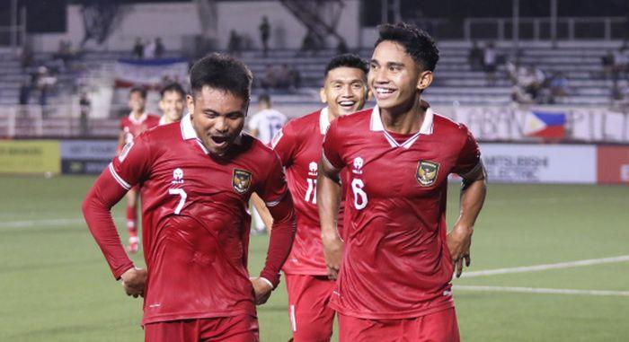 Gelandang-timnas-Indonesia-Marselino-Ferdinan-kanan-merayakan-gol.jpg