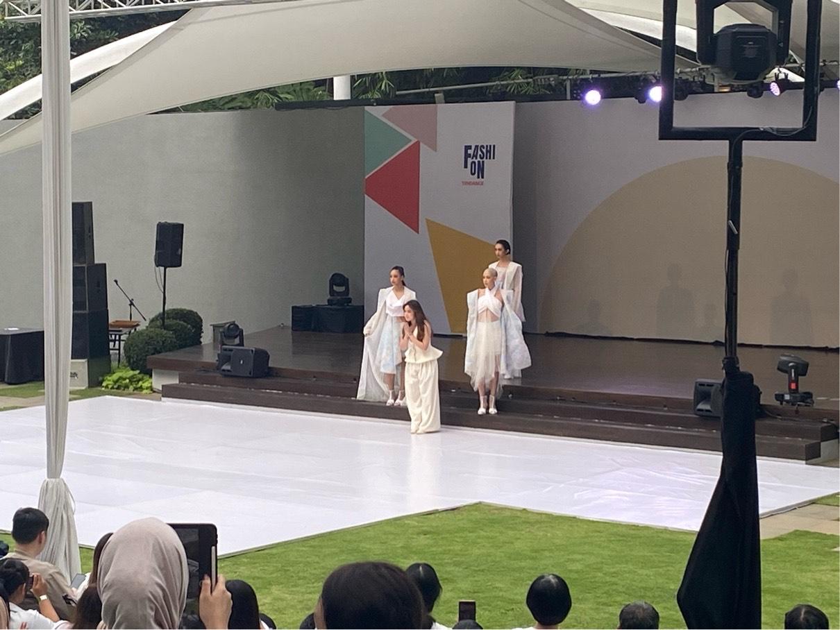 Gelaran-fashion-show-Evolusia-hasil-karya-mahasiswa-Universitas-Kristen-Maranatha-3.jpg