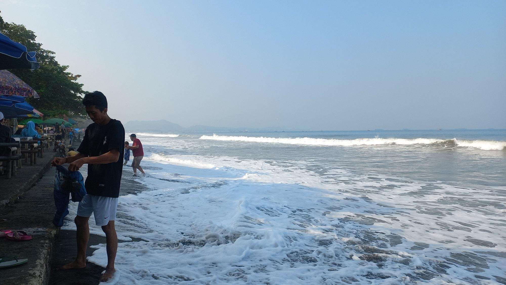 AWAS, Waspada Gelombang Pasang di Selatan Sukabumi, Ombak sampai ke Batas Pantai