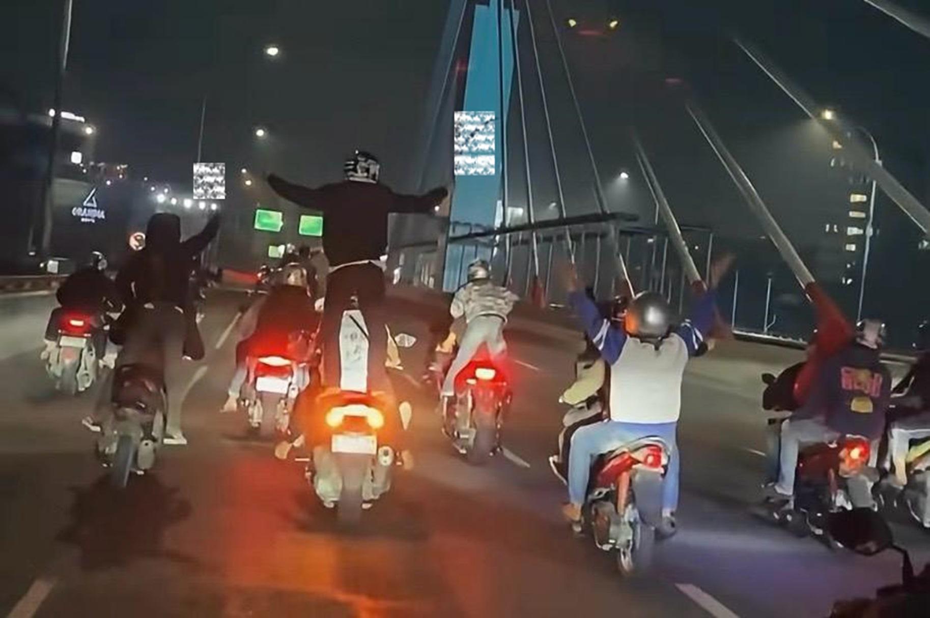 Gerombolan-motor-yang-membawa-senjata-tajam-saat-melintas-Flyover-Pasupati.jpg