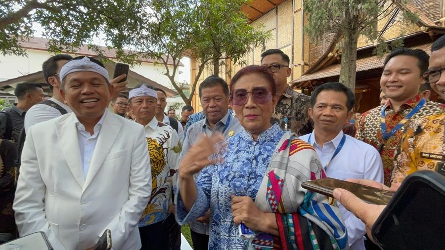 Gubernur-Jabar-Dedi-Mulyadi-bersama-Susi-Pudjiastuti.jpg
