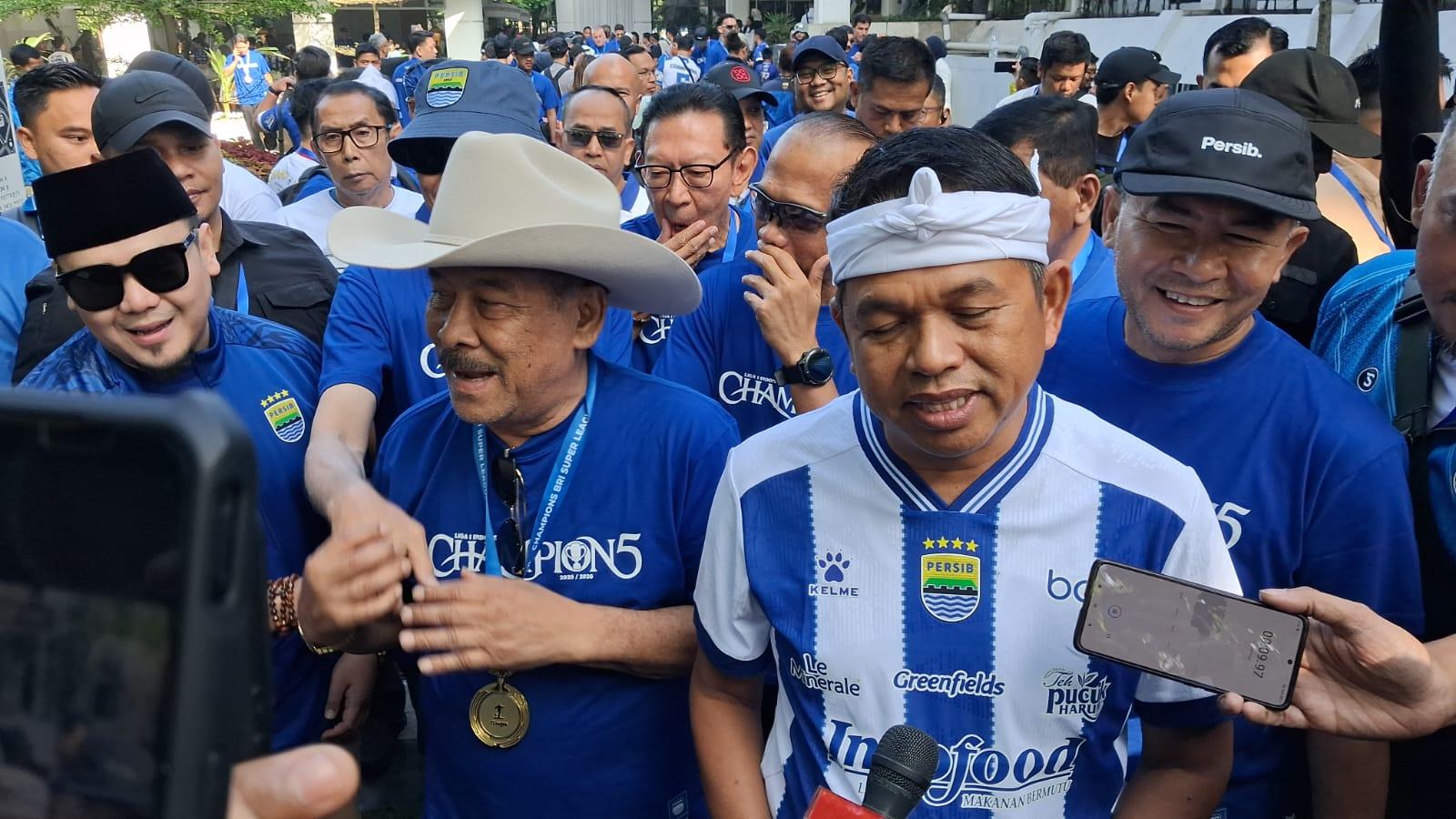 Gubernur-Jabar-Dedi-Mulyadi-saat-mengawali-Pawai-Juara-Persib.jpg