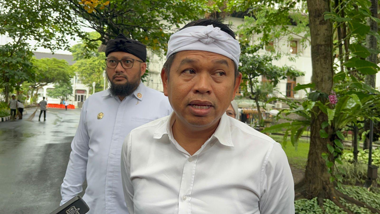 Gubernur-Jawa-Barat-Dedi-Mulyadi-DI-GEdung-sate.jpg