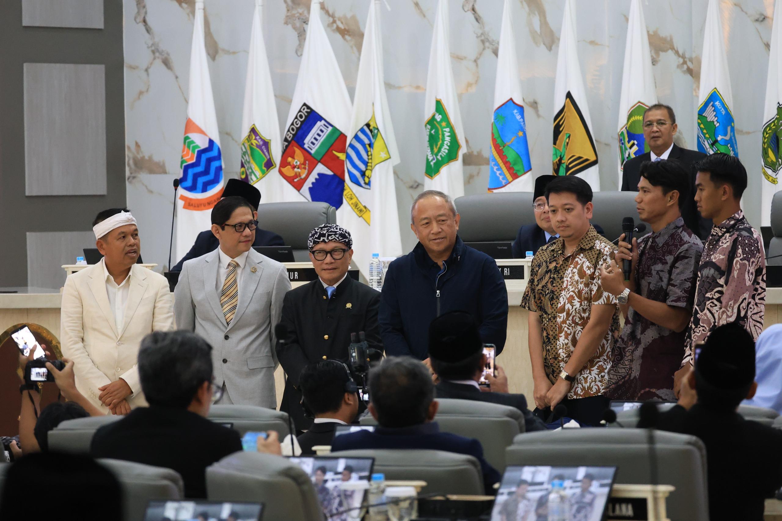 Gubernur-Jawa-Barat-Dedi-Mulyadi-bersama-Ketua-DPRD-dan-pemain-persib.jpg