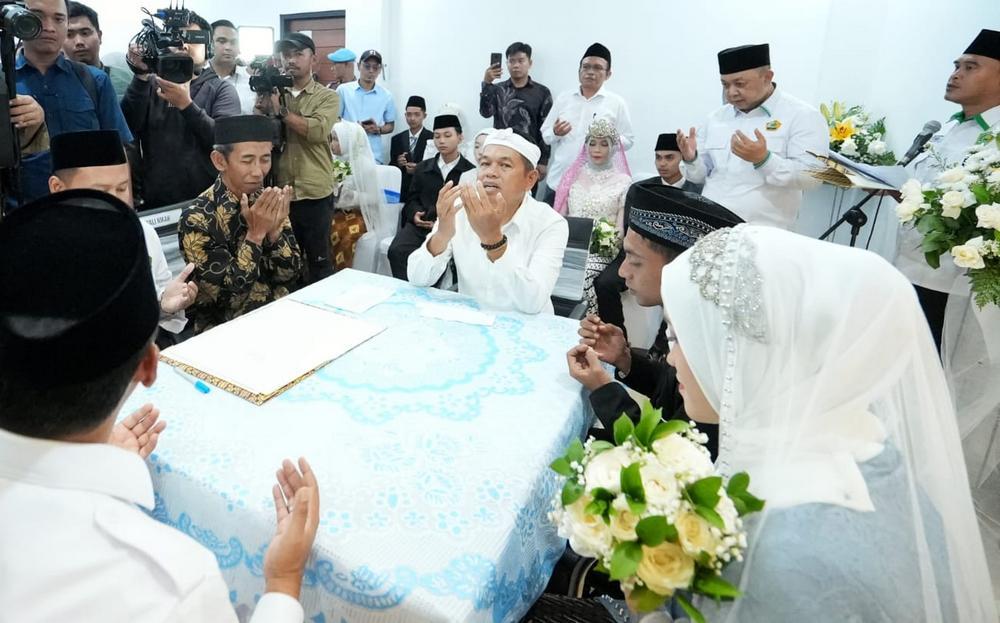 Gubernur-Jawa-Barat-Dedi-Mulyadi-menghadiri-poses-pernikahan.jpg