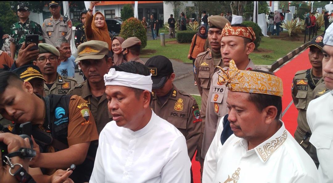 Gubernur-Jawa-Barat-Dedi-Mulyadi-saat-diwawancara-usai-mengembalikan-Mahkota.jpg