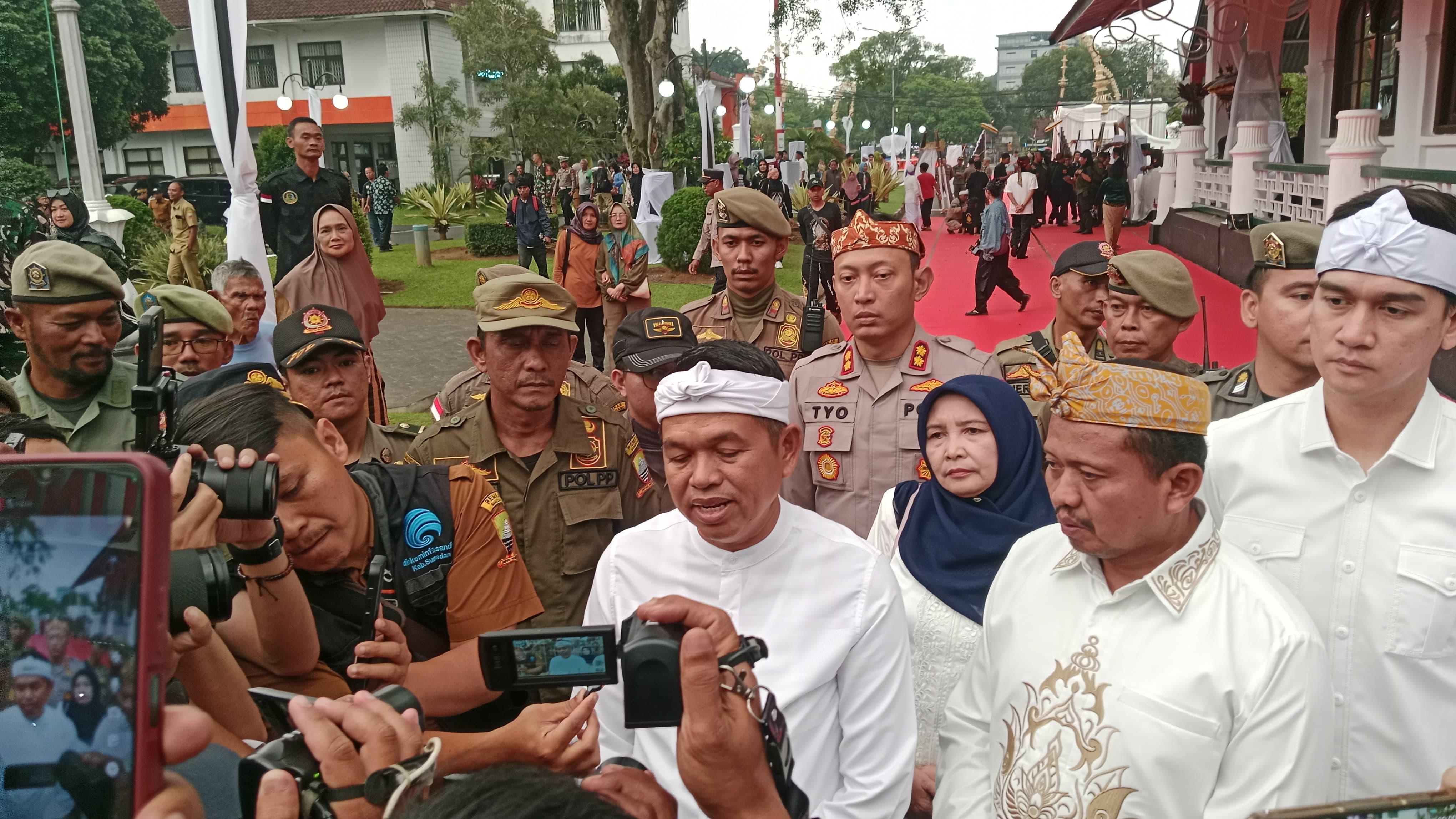 Gubernur-Jawa-Barat-Dedi-Mulyadi-saat-diwawancara.jpg