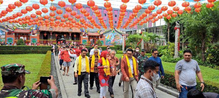 Ribuan Warga Berdoa di Vihara Satya Budhi Bandung, Ridwan Kamil Pastikan Imlek di Jabar Kondusif