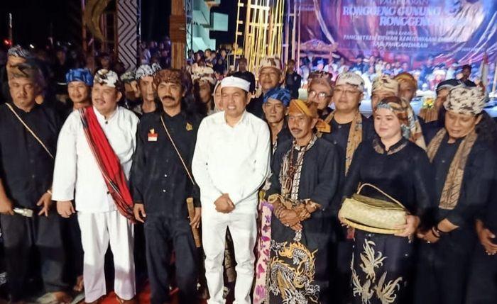 Gubernur-Jawa-Barat-terpilih-Dedi-Mulyadi-ikat-putih-Dewan-Kebudayaan-Daerah-pangandaran.jpg