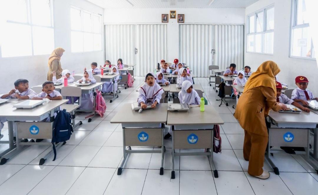 Guru-SD-di-Kota-Bandung-saat-beraktivitas-di-sekolah-Mereka-telah-menerima-jasa-layanan-pendidikan.jpg
