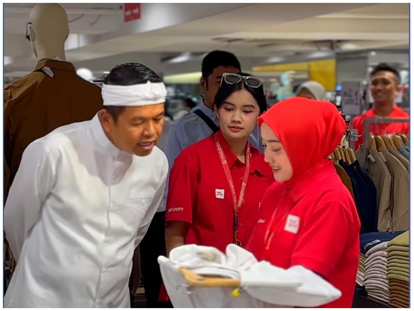 Gadis Kembar Tunarungu yang Viral di Bandung Dipuji Dedi Mulyadi Didatangi di Tempat Kerja