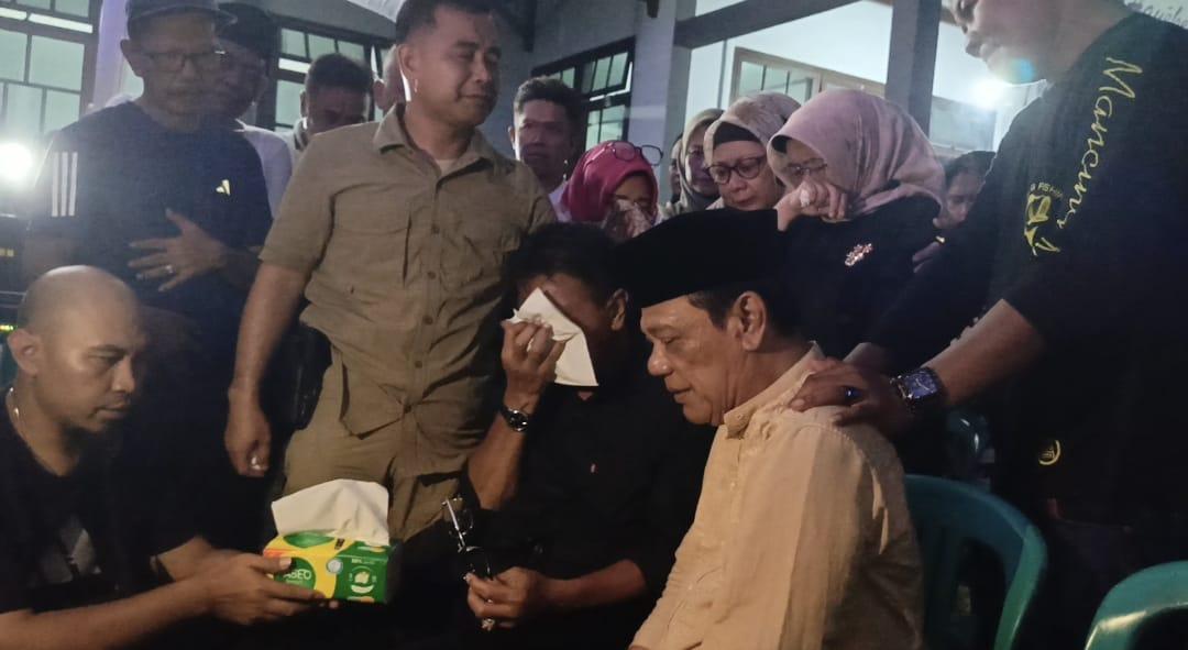 Herdiat-Sunarya-tak-mampu-menangan-tangisnya.jpg